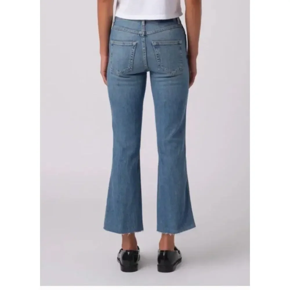 Amo High Rise Kick Crop Jeans Sz 25 Topanga Wash Chic Trendy Light Wash Flare - Picture 9 of 9